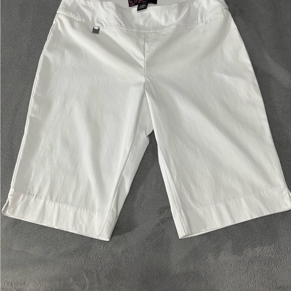 Peck & Peck White Bermuda pull on shorts. 12